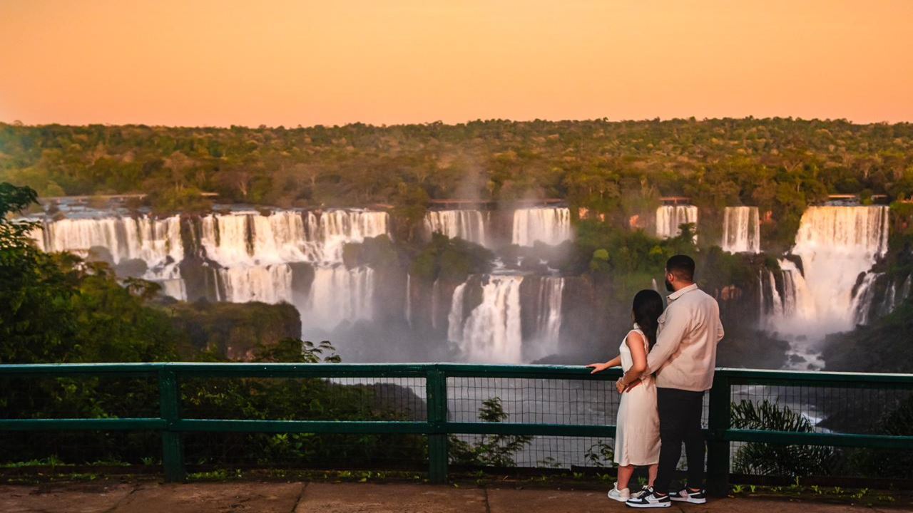 Nascer Do Sol Nas Cataratas Brasileiras Com Café Da Manhã foto 1