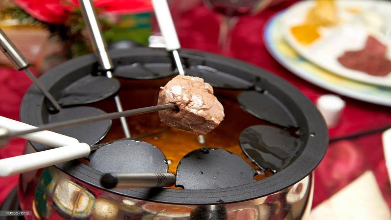 Swiss Dinner Night With Fondue Sequence foto 1